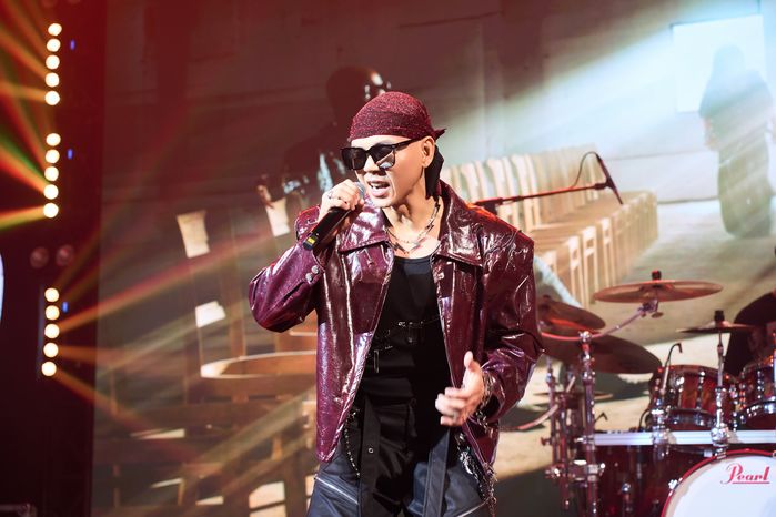 Phan Đinh Tùng ra mắt Happy new year, kể chuyện Tết bằng âm nhạc