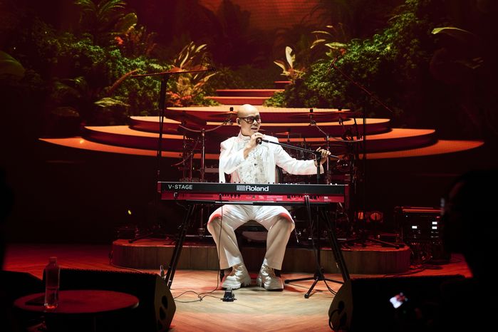 Phan Đinh Tùng ra mắt Happy new year, kể chuyện Tết bằng âm nhạc