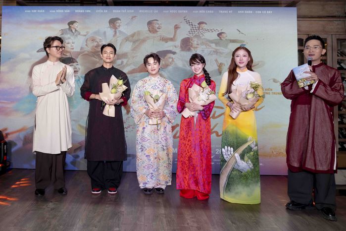 Uyển Ân tăng cân, khóc hết sức khi đóng phim Tết Nhà mình đi thôi