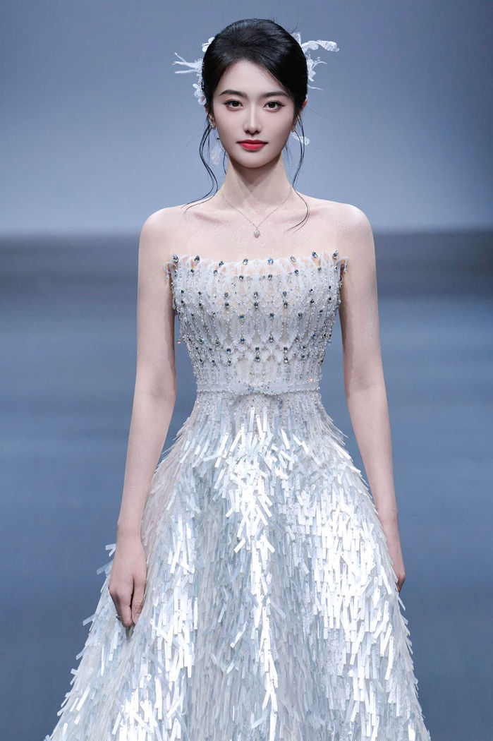 Linh Nga Couture giới thiệu BST mang tên Azure Reverie tại Thượng Hải