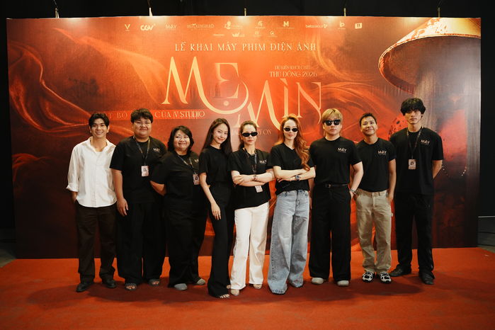 Minh Hằng bất ngờ xuất hiện tại buổi khai máy phim điện ảnh Mẹ mìn