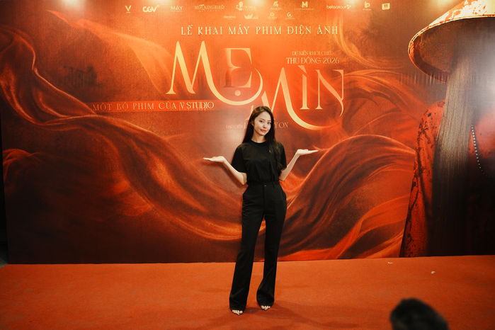 Minh Hằng bất ngờ xuất hiện tại buổi khai máy phim điện ảnh Mẹ mìn