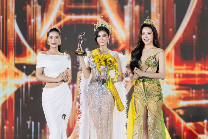 Emoura Phạm đăng quang Miss Grand Vietnam 2026