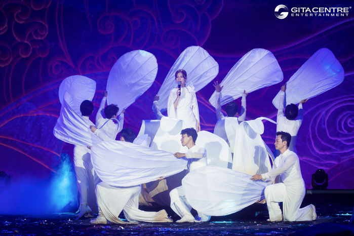 Bùi Lan Hương mở màn cho chuỗi MV chữa lành Symphony in moonlight