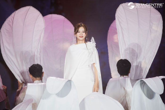 Bùi Lan Hương mở màn cho chuỗi MV chữa lành Symphony in moonlight