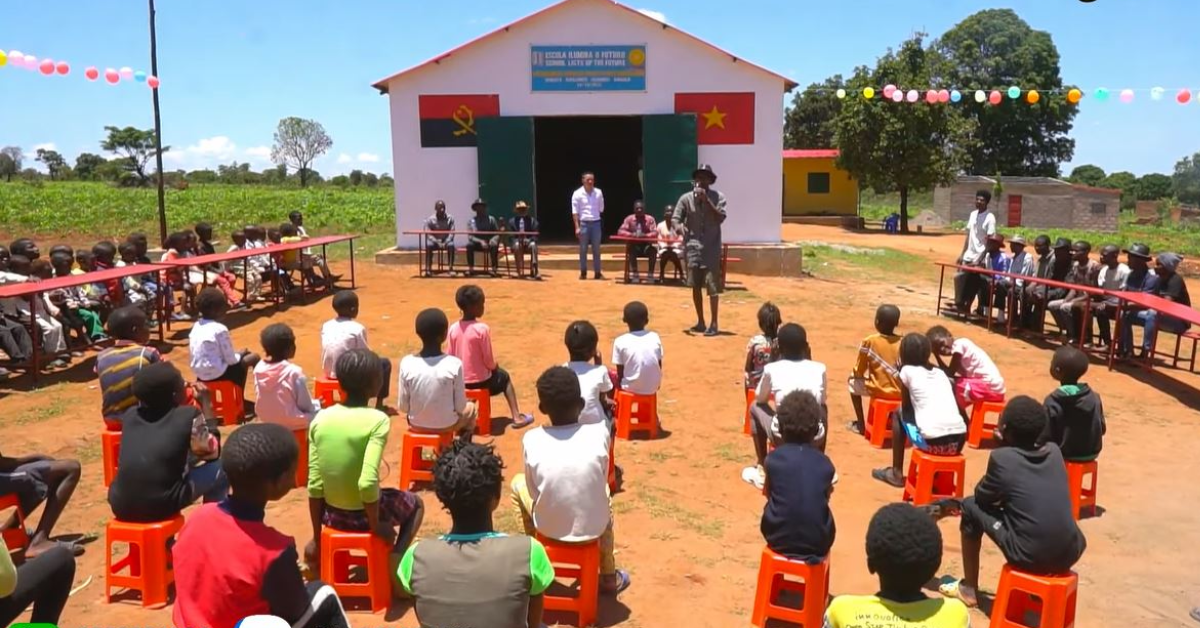 Team Quang Linh hỗ trợ xây trường ở Angola: Các em nhỏ vui mừng đi học