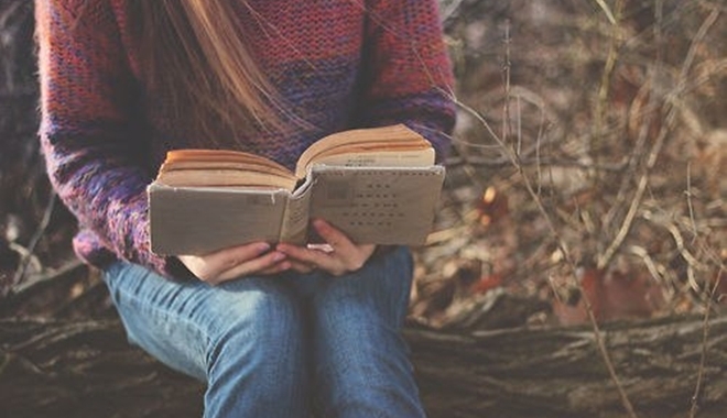 7 lý do vì sao bạn nên yêu một cô gái thích đọc ngôn tình