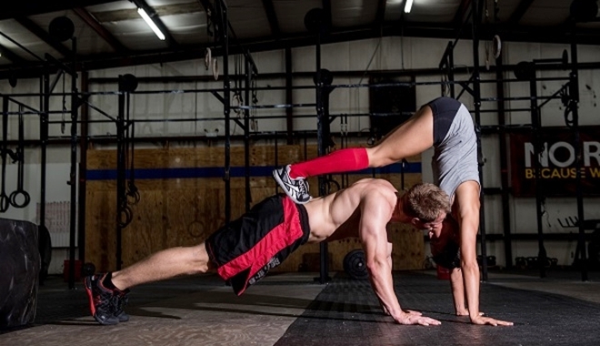 Cặp đôi đưa nhau đi "tập gym" trong bộ ảnh cưới siêu đáng yêu