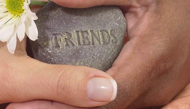 Bài học hay về tình bạn từ câu chuyện cát và đá