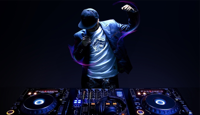 Giới DJ: Thưởng thức những khoảnh khắc âm nhạc đỉnh cao với giới DJ tài năng và nổi tiếng. Họ sẽ mang đến cho bạn những set nhạc đầy sức sống và gây nghiện, giúp bạn tận hưởng những phút giây thoải mái và đầy niềm vui.