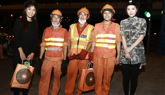 Bảo Thy "rủ rê" Ái Phương xuống đường phát quà Trung Thu