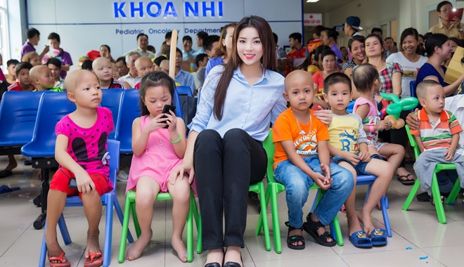 Hoa hậu Kỳ Duyên mang niềm vui đến bệnh nhi tại Hà Nội