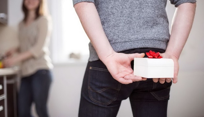 "Bắt bệnh" của phái nữ: Hỏi giá tiền khi được tặng quà