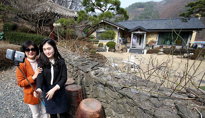 Căn nhà của bố mẹ Song Joong Ki được fan cuồng "check-in" liên tục
