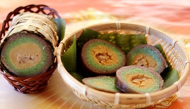 Nàng dâu tự tay làm bánh tét ba màu rực rỡ cho mẹ chồng "mát lòng"