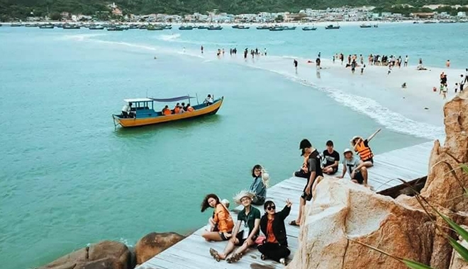 Phát hiện con đường giữa biển siêu đẹp có cả cầu gỗ để "sống ảo"