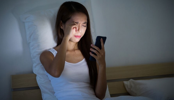 Kết quả hình ảnh cho sử dụng điện thoại trước khi ngủ