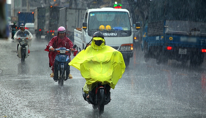 7 nguyên tắc đảm bảo an toàn khi ra đường ngày mưa bão ai cũng cần phải biết