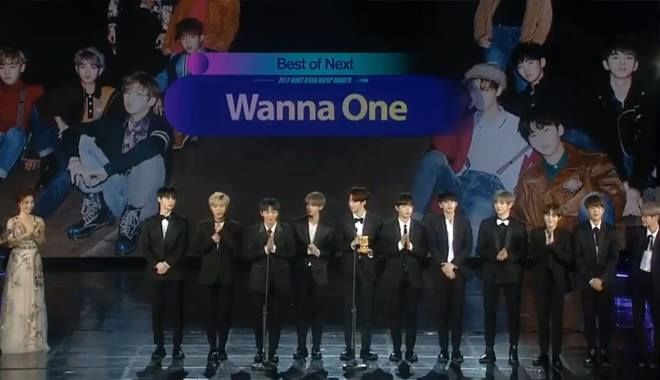 Clip: Cận cảnh 11 mỹ nam Wanna One nhận giải "Best of Next" tại MAMA Vietnam 2017