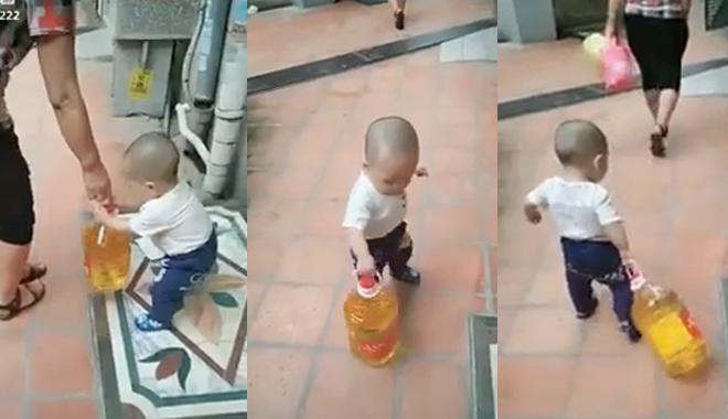 Màn kéo lê dầu ăn về cho mẹ của nam tử hán “siêu nhí” đáng yêu khiến ai nhìn cũng thích thú 