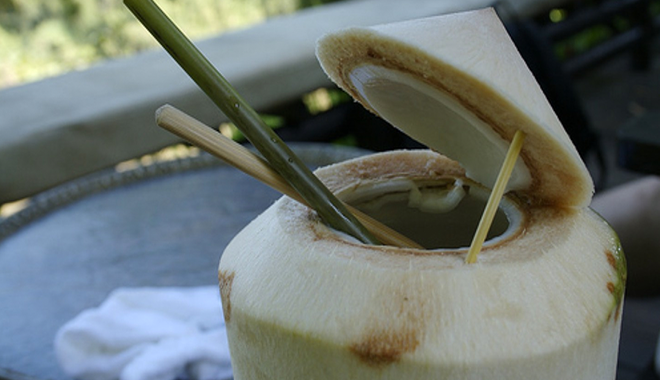 6 lợi ích tuyệt vời của nước dừa đối với sức khoẻ mà bạn không nên bỏ qua