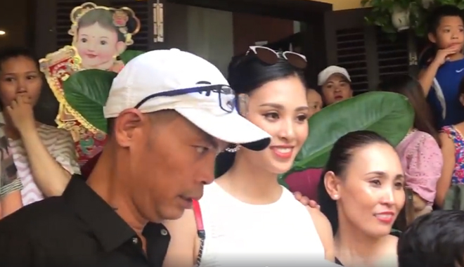 Cận cảnh Hoa hậu Việt Nam Trần Tiểu Vy được người dân Hội An chào đón nồng nhiệt
