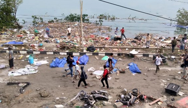 Thi thể nằm rải rác, thành phố ngổn ngang gạch đá sau trận động đất, sóng thần tại Indonesia