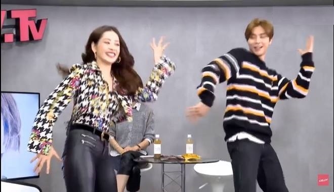 Chi Pu xuất hiện trên truyền hình Hàn Quốc, hồ hởi dạy trai đẹp Johnny (NCT) nhảy 'Đóa Hoa Hồng'
