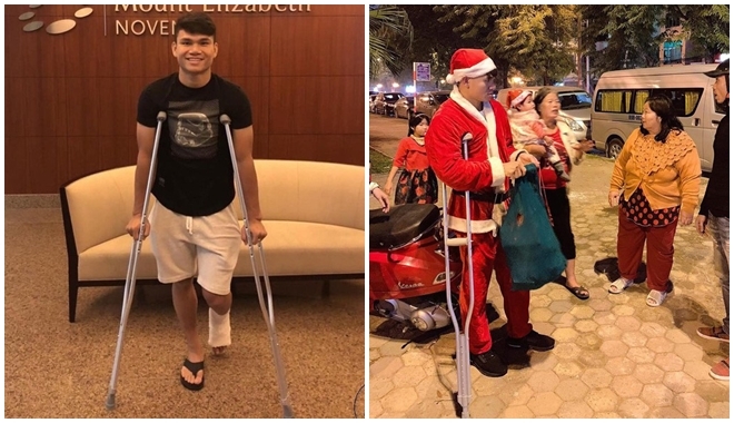 Xúc động hình ảnh cầu thủ Xuân Mạnh chống gậy hóa thành ông già Noel tặng quà các em nhỏ