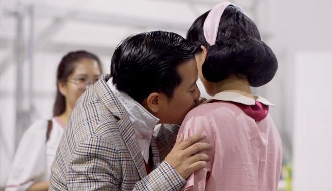 Cưng vợ như Trường Giang: Chu đáo cắn chỉ thừa, sửa cổ áo cho Nhã Phương