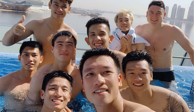 Sau trận thắng Jordan, Văn Lâm cùng đồng đội chụp ảnh khoe body "bỏng mắt" ở hồ bơi