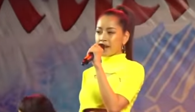 Hé lộ clip Chi Pu hát nhép quá lộ liễu, cộng đồng mạng tranh cãi trái chiều