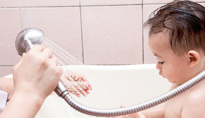 Những thời điểm sai lầm mà mẹ thường tắm cho bé khiến trẻ rất dễ bị bệnh 