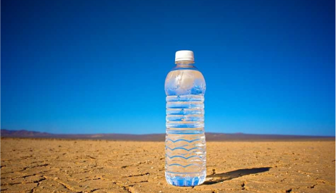 Đang ở sa mạc thấy 10 chai nước nhưng đến 9 chai có độc, bạn sẽ làm gì?