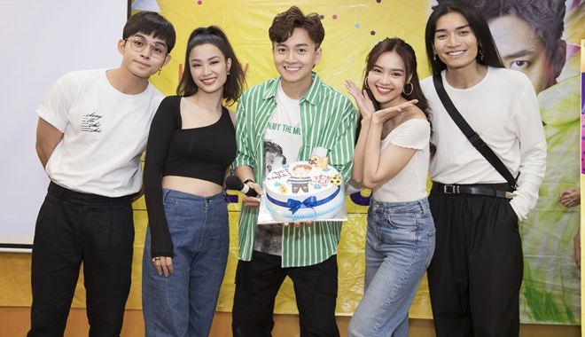 Sinh nhật Ngô Kiến Huy, Đông Nhi cùng Ninh Dương Lan Ngọc hợp ca hát mừng tuổi mới