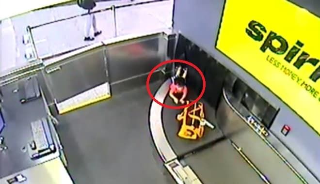 Thót tim khi thấy cảnh bé 2 tuổi bị cuốn vào băng chuyền hành lý ở sân bay