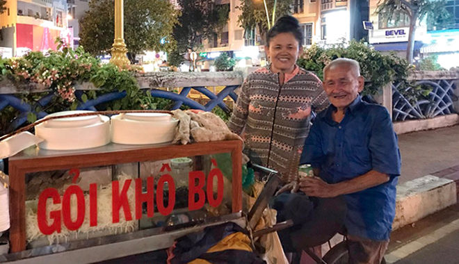 Chiếc xe gỏi khô bò và chuyện tình yêu nguyên vẹn của đôi vợ chồng già ở Sài Gòn