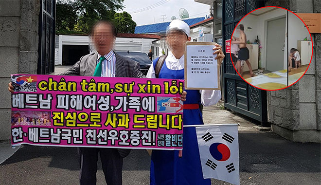 Người Hàn Quốc mang biểu ngữ xin lỗi ở Seoul vì vụ chồng Hàn bạo hành vợ Việt