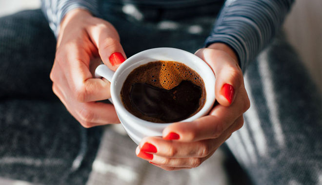 Tăng axit dạ dày là một trong tác hại khôn lường khi uống cà phê lúc bụng đói 