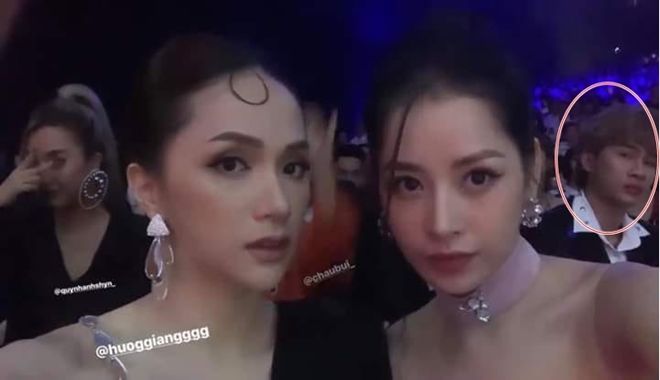 Ảnh selfie của Chi Pu và Hương Giang gây sốt