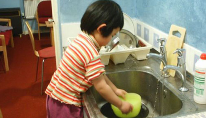  Bác sĩ Rheingold (Hoa Kỳ): Trẻ từ 1-3 tuổi đã có thể làm tốt việc nhà