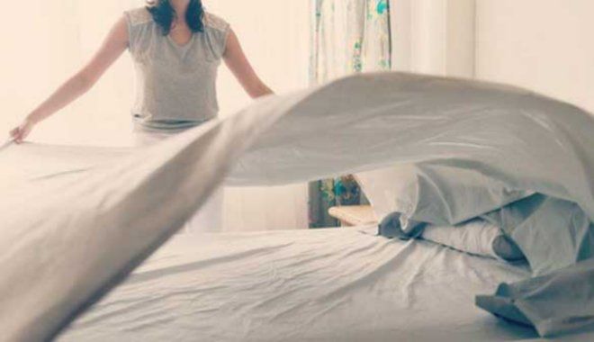 Khoa học chứng minh: Gấp chăn màn sau khi ngủ dậy là thói quen thừa