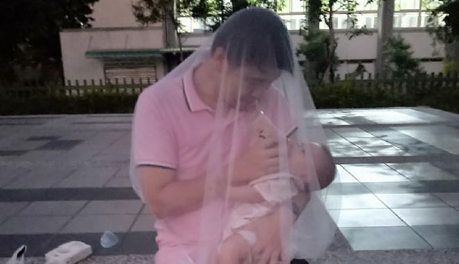 Không ngại nơi công cộng, bố trẻ phủ màn cho con tuti sữa giữa vỉa hè