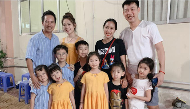 2 gia đình đông con nhất showbiz Việt đứng chung khung hình