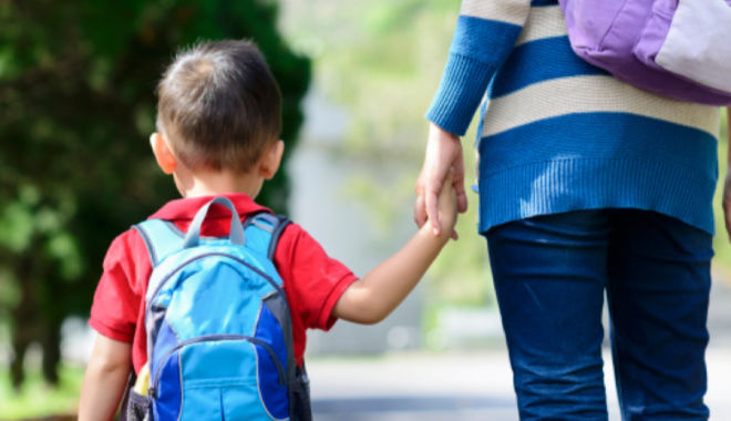 Bố mẹ băn khoăn "cho con ở nhà với ông bà/giúp việc hay đi học sớm?"