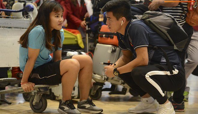 Chương Thị Kiều và Tiến Linh trò chuyện thân thiết tại sân bay