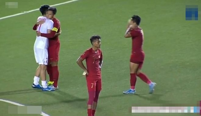 Khoảnh khắc cầu thủ Indonesia ôm chúc mừng thắng lợi của U22 Việt Nam