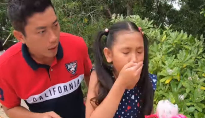 Khán giả bức xúc khi Kinh Quốc thử thách bé gái ăn 5 trái thanh long