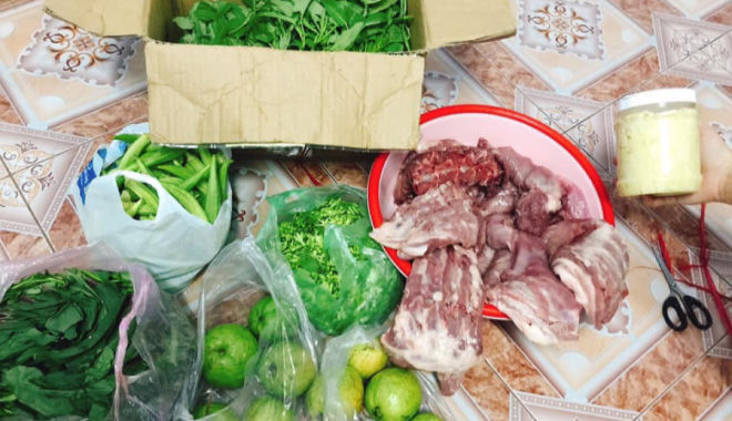 Thương con gái lấy chồng xa, bố mẹ gói ghém thực phẩm tiếp tế