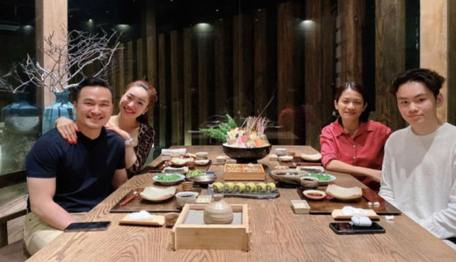 Không đấu tố sau ly hôn, Chi Bảo đi ăn cùng bạn gái, vợ cũ và con trai
